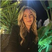 Maestra de inglés con especialidad en infantil y primaria.